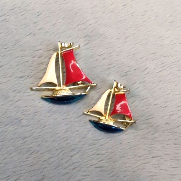 Vintage Gerry's 1980's Goldtone and Enamel Sailboat Scatter Pins/Brooches - Picture 3 of 11